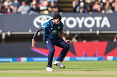 İngiltere 'nin Saqib Mahmood topu ayağıyla durdurdu. 1. Metro Bank ODI İngiltere, Edgbaston' da Batı Hint Adaları 'na karşı, Birmingham, Birleşik Krallık, 29 Mayıs 2025