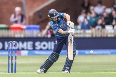 İngiltere 'den Amy Jones, 30 Mayıs 2025' te Derbyshire County Kriket Kulübü 'nde İngiltere - Batı Hint Adaları Kadınlar Karşılaşması' nda Metro Bank One Day International maçında bir koşu için topa vuruyor.