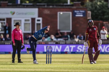 İngiltere 'den Charlie Dean, 30 Mayıs 2025' te Derbyshire İlçe Kriket Kulübü 'nde İngiltere - Batı Hint Adaları Kadınlar Karşılaşması' nda topu veriyor.