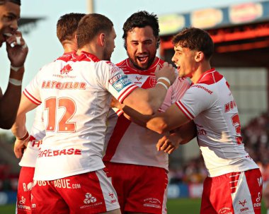 Hull KR 'dan Peta Hiku, Hull KR' ın 30 Mayıs 2025 tarihinde İngiltere 'nin Hull kentindeki Sewell Group Craven Park, Kingston' da oynanan Betfred Süper Lig 13. Raundunda ikinci denemesini kutluyor.