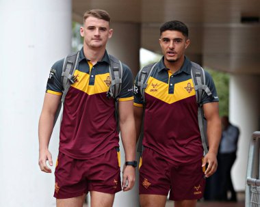 Huddersfield Giants 'tan George Flanagan ve Huddersfield Giants' tan Kieran Rush, 29 Mayıs 2025 'te Birleşik Krallık' taki John Smith Stadyumu 'nda oynanan 13.