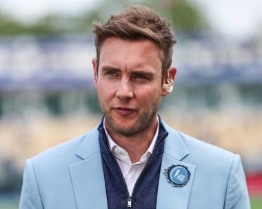 Stuart Broad, 29 Mayıs 2025 'te İngiltere' nin Edgbaston, Birmingham, İngiltere 'de Batı Hint Adaları' na karşı 1. Metro Bankası sırasında Sky Sports Cricket 'de sunuculuk yaparken Bob Günü için mavi giyiniyor.