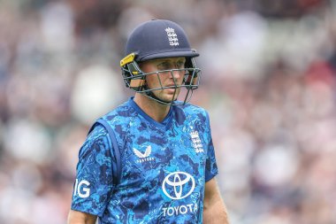 İngiltere 'den kederli bir Joe Root, Hope' un 29 Mayıs 2025 'te Edgbaston, Birmingham, İngiltere' de Batı Hint Adaları 'na karşı 1. Metro Bank ODI İngiltere' sinde yakaladığı top sahasından ayrıldı.