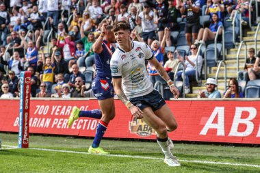 Leeds Rhinos takımından Riley Lumb, 31 Mayıs 2025 tarihinde Leeds Stadyumu 'nda oynanan Betfred Süper Lig 13. Raundunda Leeds Gergedan-Wakefield Trinity karşılaşmasını kutluyor.