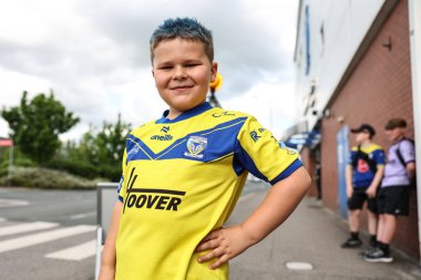 30 Mayıs 2025 'te İngiltere, Warrington' daki Halliwell Jones Stadyumu 'nda oynanan 13. Betfred Süper Lig karşılaşmasında saçı maviye boyanmış genç bir Wire taraftarı.