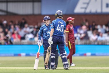 İngiltere 'den Tammy Beaumont ve İngiltere' den Amy Jones, 30 Mayıs 2025 'te Derbyshire County Kriket Kulübü' nde oynanan 1.