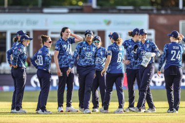 İngiltere 'den Sophia Dunkley, 30 Mayıs 2025' te Derbyshire County Kriket Kulübü 'nde oynanan Uluslararası Metro Bankası Bir Gün Uluslararası İngiltere Kadınlar ve Batı Hint Adaları karşılaşmasında Afy Fletcher' ın yakalanmasını kutluyor.