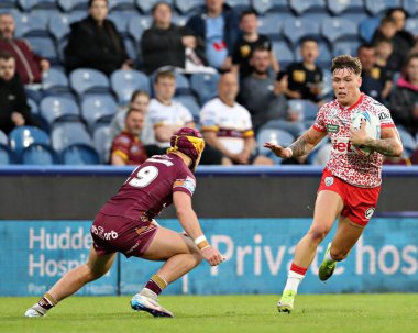 Huddersfield Giants takımından George Flanagan, Leigh Leopards 'dan Keanan Brand' e, 29 Mayıs 2025 'te John Smith' in Stadyumu 'nda oynanan 13. Huddersfield Giants - Leigh Leopards maçında baskı yapıyor.