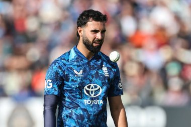 İngiltere 'den Saqib Mahmood, 29 Mayıs 2025' te İngiltere 'nin Edgbaston, Birmingham' da Batı Hint Adaları 'na karşı 1. Metro Bankası sırasında topu teftiş eder.