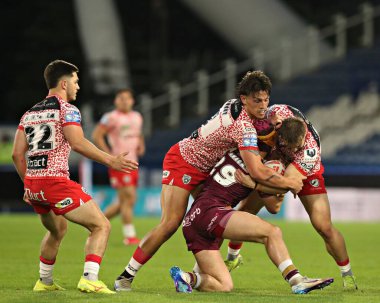 Huddersfield Giants 'dan George Flanagan Leigh Leopards' dan Owen Trout ve Leigh Leopards 'dan Matt Davis tarafından oynanan Betfred Süper Lig 13. Raundunda Huddersfield Giants, John Smith Stadyumu' nda Leigh Leopards 'a karşı