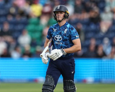 İngiltere 'den Jacob Bethell, 1 Haziran 2025' te Sofya Gardens Cricket Ground, Cardiff, İngiltere 'de oynanan 2. Metro Bank ODI İngiltere - Batı Hint Adaları karşılaşmasında Chase tarafından LBW tarafından oyundan çıkarıldıktan sonra sahadan ayrıldı.