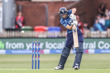 İngiltere 'den Amy Jones, 30 Mayıs 2025' te Derbyshire County Kriket Kulübü 'nde İngiltere - Batı Hint Adaları Kadınlar Karşılaşması' nda Metro Bank One Day International maçında bir koşu için topa vuruyor.