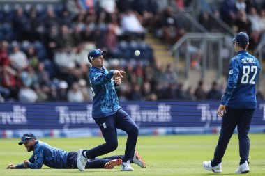 İngiltere 'den Joe Root, İngiltere' den Ben Duckett 'in 1 Haziran 2025' te Sofya Bahçeleri Kriket Sahası 'nda 2.