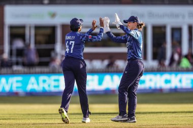 İngiltere 'den Sophia Dunkley, 30 Mayıs 2025' te Derbyshire County Kriket Kulübü 'nde oynanan Uluslararası Metro Bankası Bir Gün Uluslararası İngiltere Kadınlar ve Batı Hint Adaları karşılaşmasında Afy Fletcher' ın yakalanmasını kutluyor.