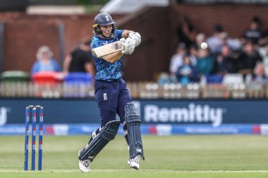 İngiltere 'den Amy Jones, 30 Mayıs 2025' te Derbyshire County Kriket Kulübü 'nde İngiltere - Batı Hint Adaları Kadınlar Karşılaşması' nda Metro Bank One Day International maçında iki koşu yaptı.