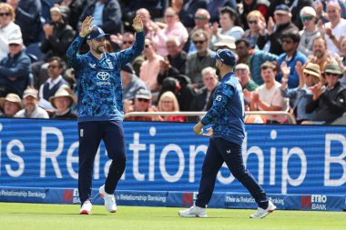 İngiltere 'den Ben Duckett, 1 Haziran 2025' te Sofya Bahçeleri Kriket Sahası 'nda Batı Hint Adaları' ndan Justin Greaves 'in 2. Metro Bankası ODI İngiltere' ye karşı Batı Hint Adaları 'nda yakalanmasını kutluyor.