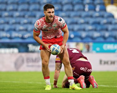 Leopar Leoparlar 'dan Ben McNamara, 29 Mayıs 2025' te İngiltere 'nin Huddersfield Stadyumu' nda oynanan Betfred Süper Lig 13. Raundu 'nda Huddersfield Giants - Leigh Leopards maçında denemesini kutluyor.