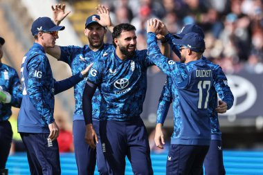 İngiltere 'nin Saqib Mahmood' u, 21 Mayıs 2025 'te İngiltere' nin Edgbaston, Birmingham, İngiltere 'de Batı Hint Adaları' na karşı 1.