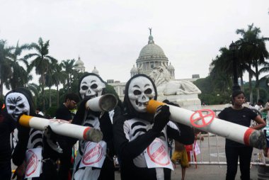 Gönüllüler, 31 Mayıs 2025 'te Victoria Memorial, Kolkata, West Bengal, Hindistan' daki 'Dünya Tütünsüz Günü' nde farkındalık kampanyasına katıldılar..