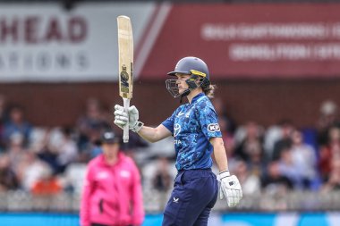 İngiltere 'den Amy Jones, 30 Mayıs 2025' te Derbyshire İlçe Kriket Kulübü 'nde oynanan Uluslararası Metro Bankası Bir Gün Uluslararası İngiltere Kadınlar Batı Hint Adalarına Karşı karşılaşmasında yarım yüzyıl (50 koşu) kutluyor.