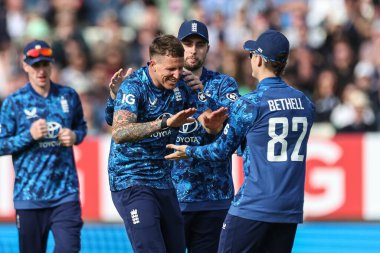 İngiltere 'den Brydon Carse, 29 Mayıs 2025' te İngiltere 'nin Edgbaston kentinde Batı Hint Adaları' na karşı 1. Metro Bank ODI İngiltere maçında Brandon King 'in kalesini kutluyor.