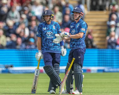 İngiltere 'den Joe Root, İngiltere kaptanı Harry Brook ile 2. Metro Bank ODI İngiltere - Batı Hint Adaları, Sophia Gardens Kriket Sahası, Cardiff, Birleşik Krallık, 1 Haziran 2025
