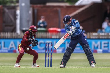 İngiltere 'den Tammy Beaumont, 30 Mayıs 2025' te Derbyshire İlçe Kriket Kulübü 'nde İngiltere Bayanlar Batı Hint Adaları' na karşı oynanan Uluslararası Metro Bank 1.