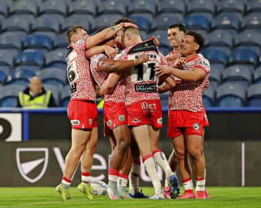 Leigh Leoparları 'ndan Frankie Halton' ın 29 Mayıs 2025 'te John Smith Stadyumu' nda oynanan 13. Huddersfield Giants - Leigh Leoparları maçında attığı golü kutlayalım.