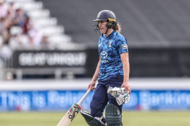 İngiltere 'den Nat Sciver-Brunt, Batı Hint Adaları' ndan Afy Fletcher tarafından Derbyshire İlçesi Kriket Kulübü 'nde oynanan bir gün uluslararası metro maçında oynanan LBW maçından sonra sahadan ayrıldı.