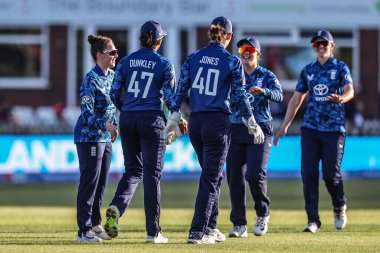 İngiltere 'den Sophia Dunkley, 30 Mayıs 2025' te Derbyshire County Kriket Kulübü 'nde oynanan Uluslararası Metro Bankası Bir Gün Uluslararası İngiltere Kadınlar ve Batı Hint Adaları karşılaşmasında Afy Fletcher' ın yakalanmasını kutluyor.