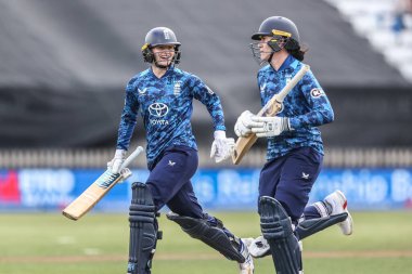 İngiltere 'den Em Arlott ve İngiltere' den Charlie Dean, 30 Mayıs 2025 'te Derbyshire İlçe Kriket Kulübü' nde İngiltere 1.