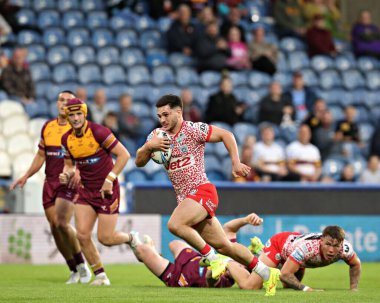 Leigh Leoparları 'ndan Keanan Brand, 29 Mayıs 2025' te John Smith Stadyumu 'nda oynanan Betfred Süper Lig 13. Raundu' nda Leopar Leoparlarından Ben McNamara 'ya nakledildi.