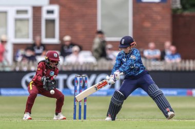 İngiltere 'den Tammy Beaumont, 30 Mayıs 2025' te Derbyshire İlçe Kriket Kulübü 'nde oynanan ve İngiltere' nin Batı Hint Adaları 'na karşı oynadığı 1.