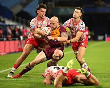 Huddersfield Giants takımından Owen Trout ve David Armstrong, 29 Mayıs 2025 'te John Smith' in stadyumu Huddersfield, İngiltere 'deki Leoparlara karşı oynanan Betfred Süper Lig 13. Raundunda Adam Swift' i yendiler.