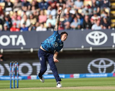 İngiltere 'den Brydon Carse topu 29 Mayıs 2025' te İngiltere 'nin Edgbaston, Birmingham, İngiltere' de Batı Hint Adaları 'na karşı 1.