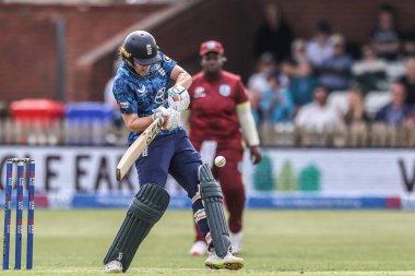 İngiltere 'den Nat Sciver-Brunt, 30 Mayıs 2025' te Derbyshire İlçesi Kriket Kulübü 'nde İngiltere - Batı Hint Adaları Kadınlarına karşı oynanan Uluslararası Metro Bank 1.