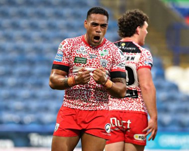Leigh Leoparları 'ndan Joe Ofahengaue, Leigh Leopards' dan Isaac Liu 'nun 29 Mayıs 2025' te John Smith 'in Stadyumu' nda oynanan Betfred Süper Lig 13. Raundu Huddersfield Giants - Leigh Leopards maçında attığı golü kutluyor.