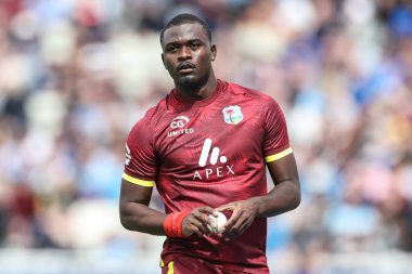 Batı Hint Adaları 'ndan Jayden Seales, 29 Mayıs 2025' te İngiltere 'nin Edgbaston, Birmingham' da Batı Hint Adaları 'na karşı oynadığı 1. Metro Bankası sırasında topu tutuyor.