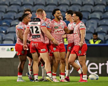 Leigh Leoparları 'ndan Frankie Halton' ın 29 Mayıs 2025 'te John Smith Stadyumu' nda oynanan 13. Huddersfield Giants - Leigh Leoparları maçında attığı golü kutlayalım.