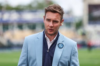 Stuart Broad, 29 Mayıs 2025 'te İngiltere' nin Edgbaston, Birmingham, İngiltere 'de Batı Hint Adaları' na karşı 1. Metro Bankası sırasında Sky Sports Cricket 'de sunuculuk yaparken Bob Günü için mavi giyiniyor.
