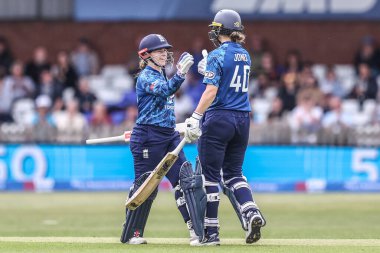 İngiltere 'den Tammy Beaumont, 30 Mayıs 2025' te Derbyshire İlçesi Kriket Kulübü 'nde İngiltere ile Batı Hint Adaları Kadınları arasında oynanan 1.