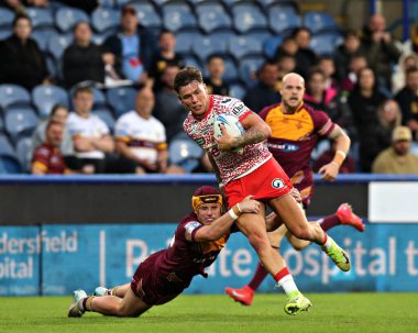 Huddersfield Giants 'dan George Flanagan, Leigh Leopards' dan Keanan Brand 'i Betfred Süper Lig 13. Raundda yendi. Huddersfield Giants, Leigh Leopards' a karşı John Smith Stadyumu, Huddersfield, Birleşik Krallık, 29 Mayıs 2025