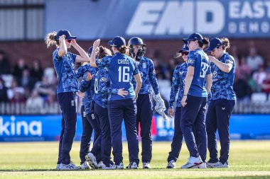 İngiltere 'den Linsey Smith, 30 Mayıs 2025' te Derbyshire İlçe Kriket Kulübü 'nde İngiltere - Batı Hint Adaları Kadınlarına karşı oynanan Uluslararası Metro Bankası karşılaşmasında Zaida James' in kalesini kutluyor.