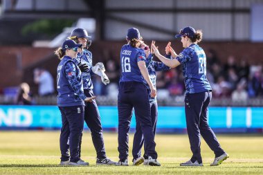 İngiltere 'den Linsey Smith, 30 Mayıs 2025' te Derbyshire County Kriket Kulübü 'nde oynanan Uluslararası İngiltere Kadınlar ve Batı Hint Adaları karşılaşmasında Batı Hint Adaları' ndan Mandy Mangru 'nun kalesini kutluyor.