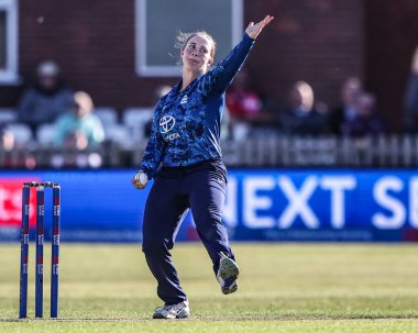 İngiltere 'den Alice Capsey, 30 Mayıs 2025' te Derbyshire İlçe Kriket Kulübü 'nde oynanan Uluslararası İngiltere Bayanlar ve Batı Hint Adaları karşılaşmasında topu teslim ediyor.