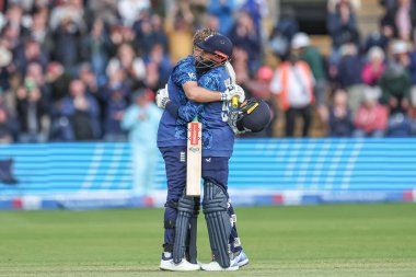 İngiltere 'den Joe Root, 1 Haziran 2025' te Sofya Gardens Cricket Ground, Cardiff, İngiltere 'de 2. Metro Bank ODI İngiltere ve Batı Hint Adaları' nda Adil Rashid ile dörtlü vuruşuyla zaferi kutluyor.