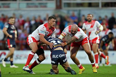 Hull KR 'dan Jai Whitbread ve Sam Luckley, Betfred Süper Lig 13. Raundu' nda St. Helens 'tan Harry Robertson ile Sewell Group Craven Park' ta oynanan Hull KR maçında, 30 Mayıs 2025 tarihinde Kingston üzerine Hull, İngiltere 'de karşı karşıya geldiler.