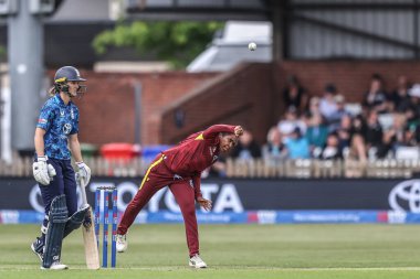 Batı Hint Adaları 'ndan Afy Fletcher, 30 Mayıs 2025' te Derbyshire County Kriket Kulübü 'nde İngiltere - Batı Hint Adaları' na karşı İngiltere Uluslararası Metro Bankası maçı sırasında topu teslim etti.