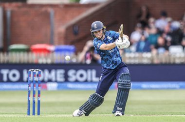 İngiltere 'den Amy Jones, 30 Mayıs 2025' te Derbyshire İlçesi Kriket Kulübü 'nde oynanan ve İngiltere' nin Batı Hint Adaları 'na karşı oynadığı 1.