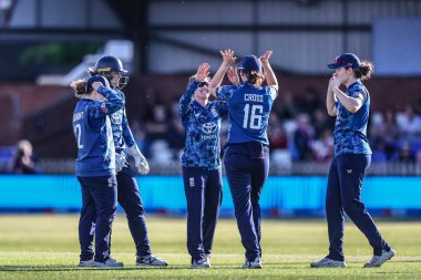 İngiltere 'den Linsey Smith, 30 Mayıs 2025' te Derbyshire County Kriket Kulübü 'nde oynanan Uluslararası İngiltere Kadınlar ve Batı Hint Adaları karşılaşmasında Batı Hint Adaları' ndan Mandy Mangru 'nun kalesini kutluyor.